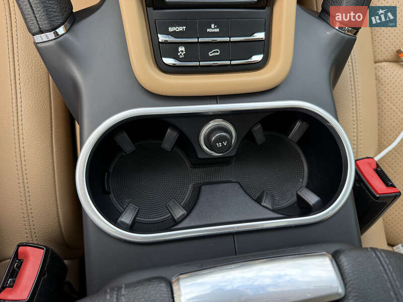 Внедорожник / Кроссовер Porsche Cayenne 2012 в Святопетровское