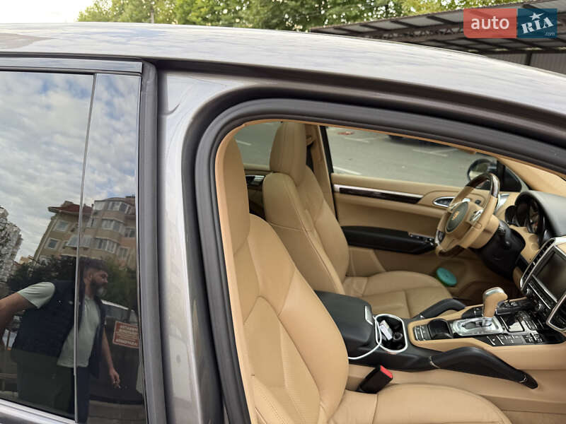 Внедорожник / Кроссовер Porsche Cayenne 2012 в Святопетровское