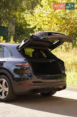 Внедорожник / Кроссовер Porsche Cayenne 2018 в 