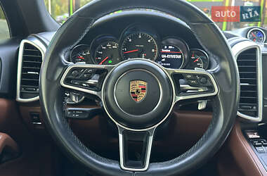Внедорожник / Кроссовер Porsche Cayenne 2017 в 