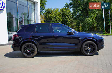 Внедорожник / Кроссовер Porsche Cayenne 2015 в 