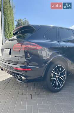 Позашляховик / Кросовер Porsche Cayenne 2016 в 