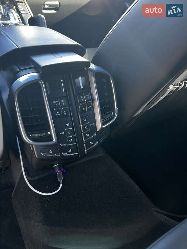 Внедорожник / Кроссовер Porsche Cayenne 2011 в Микуличине