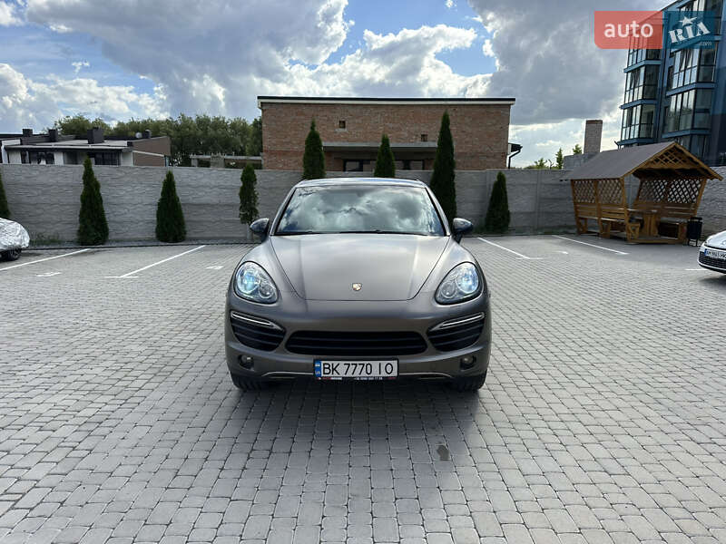 Внедорожник / Кроссовер Porsche Cayenne 2011 в Ровно