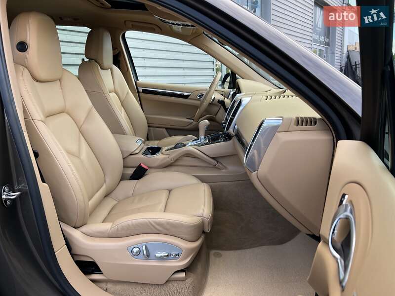 Внедорожник / Кроссовер Porsche Cayenne 2012 в Киеве
