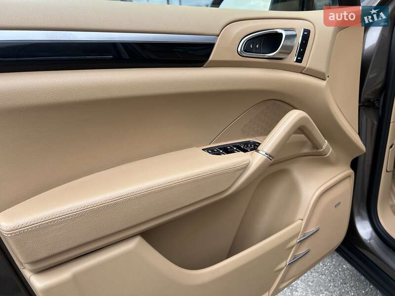 Внедорожник / Кроссовер Porsche Cayenne 2012 в Киеве
