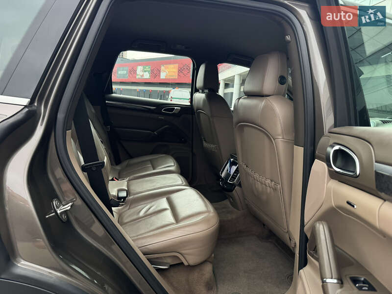 Внедорожник / Кроссовер Porsche Cayenne 2012 в Киеве