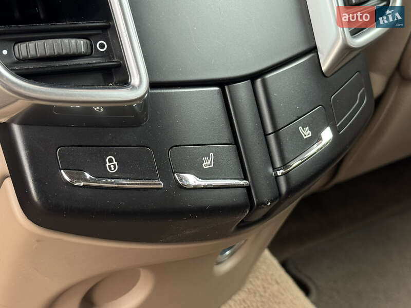 Внедорожник / Кроссовер Porsche Cayenne 2012 в Киеве