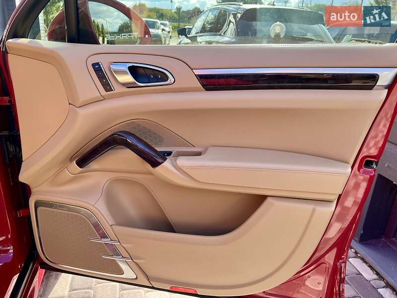 Внедорожник / Кроссовер Porsche Cayenne 2015 в Киеве