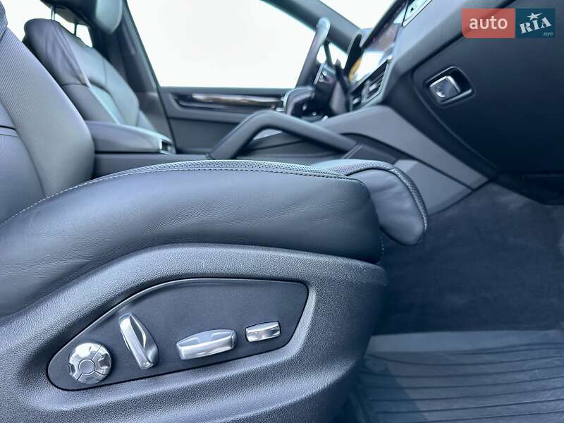 Внедорожник / Кроссовер Porsche Cayenne 2017 в Киеве