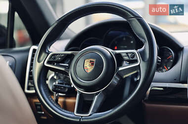 Внедорожник / Кроссовер Porsche Cayenne 2017 в 