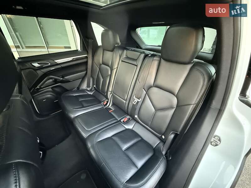 Внедорожник / Кроссовер Porsche Cayenne 2016 в Киеве