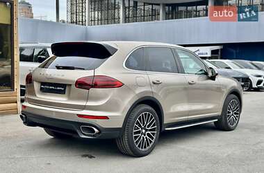 Внедорожник / Кроссовер Porsche Cayenne 2015 в 