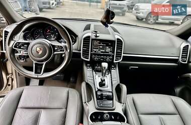 Внедорожник / Кроссовер Porsche Cayenne 2015 в 