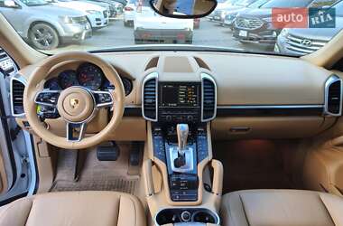 Внедорожник / Кроссовер Porsche Cayenne 2016 в 