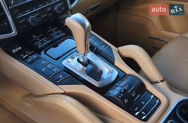 Внедорожник / Кроссовер Porsche Cayenne 2016 в 