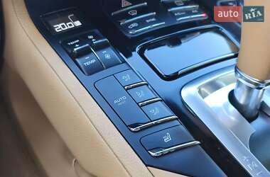 Внедорожник / Кроссовер Porsche Cayenne 2016 в 
