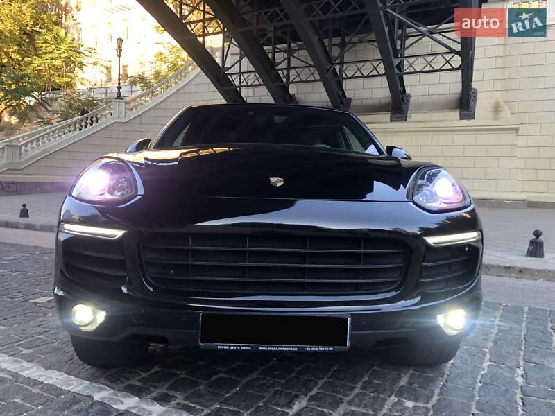 Внедорожник / Кроссовер Porsche Cayenne 2015 в 