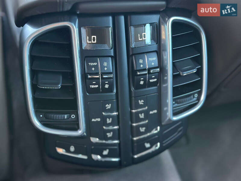 Позашляховик / Кросовер Porsche Cayenne 2012 в Києві