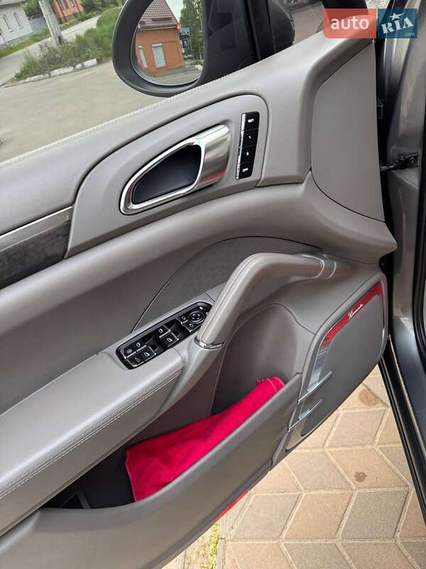 Позашляховик / Кросовер Porsche Cayenne 2010 в Києві