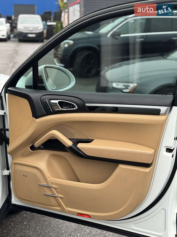 Внедорожник / Кроссовер Porsche Cayenne 2015 в Львове