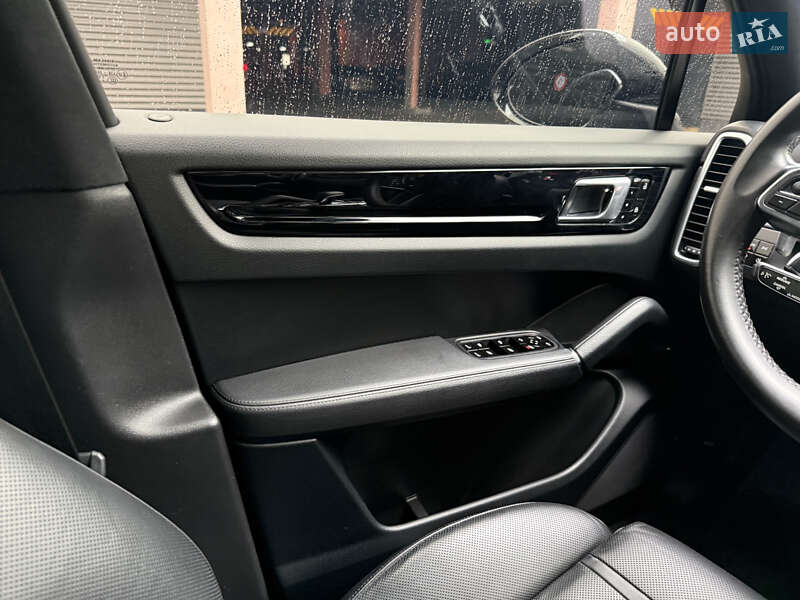 Внедорожник / Кроссовер Porsche Cayenne 2019 в Киеве