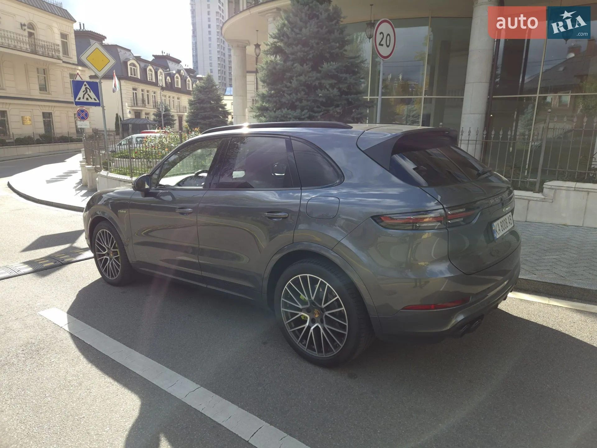 2019 Porsche Cayenne - мініатюра 3