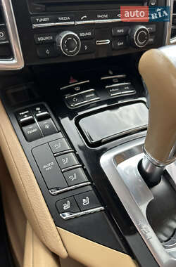 Внедорожник / Кроссовер Porsche Cayenne 2012 в 