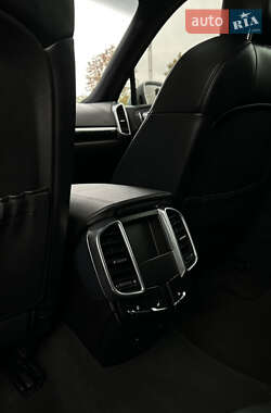 Позашляховик / Кросовер Porsche Cayenne 2012 в  фото 12 Позашляховик / Кросовер Porsche Cayenne 2012 в