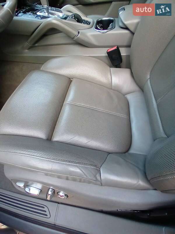 Позашляховик / Кросовер Porsche Cayenne 2011 в Чернівцях