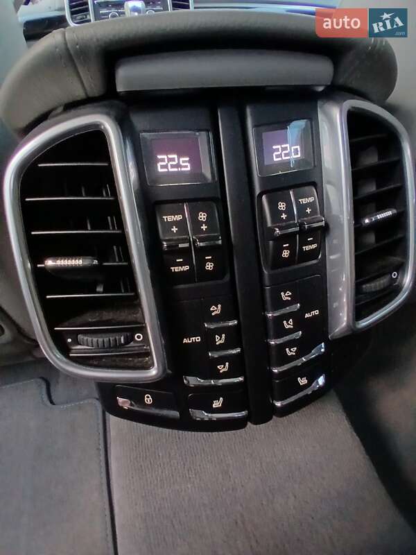 Позашляховик / Кросовер Porsche Cayenne 2011 в Чернівцях