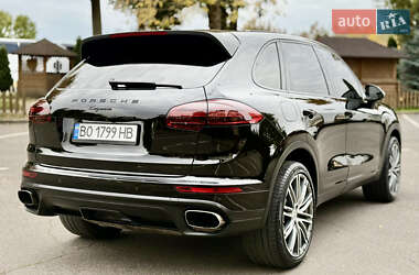 Внедорожник / Кроссовер Porsche Cayenne 2015 в 