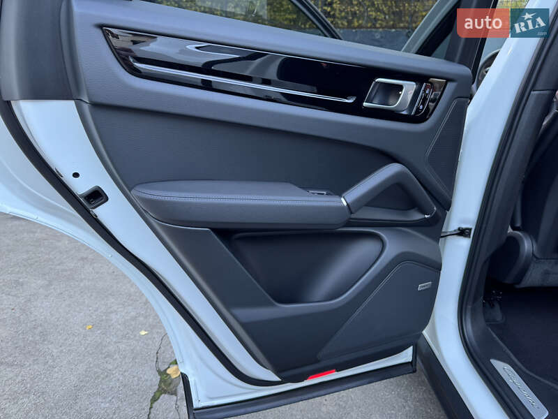 Внедорожник / Кроссовер Porsche Cayenne 2019 в Киеве