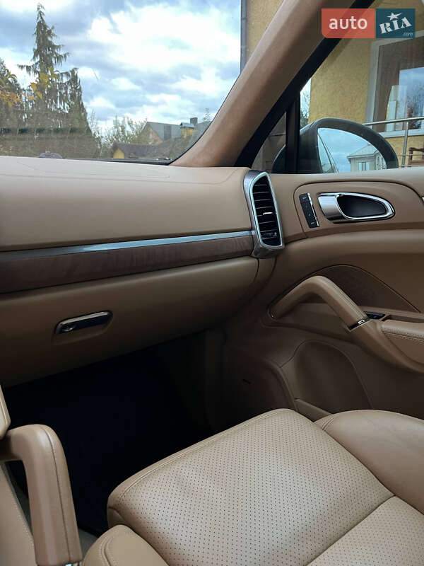 Позашляховик / Кросовер Porsche Cayenne 2012 в Чернівцях