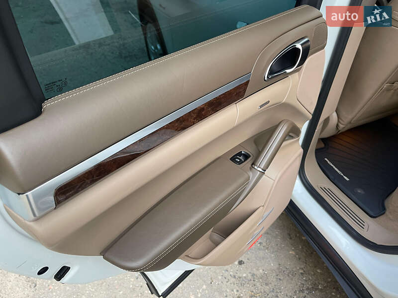 Позашляховик / Кросовер Porsche Cayenne 2012 в Харкові