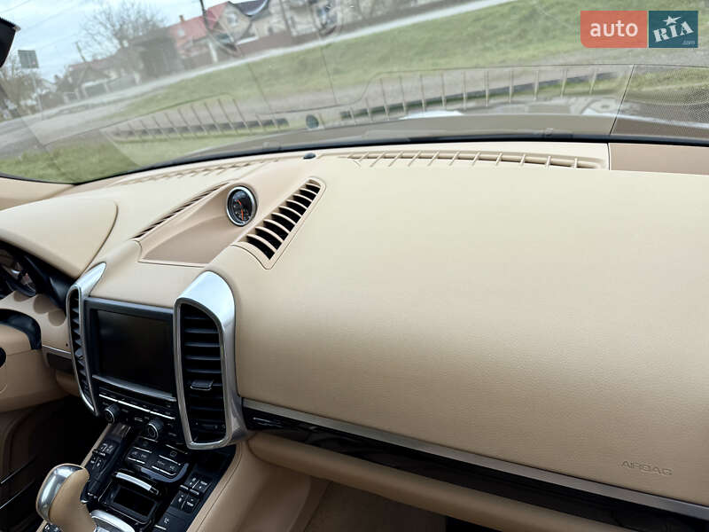 Внедорожник / Кроссовер Porsche Cayenne 2015 в Львове