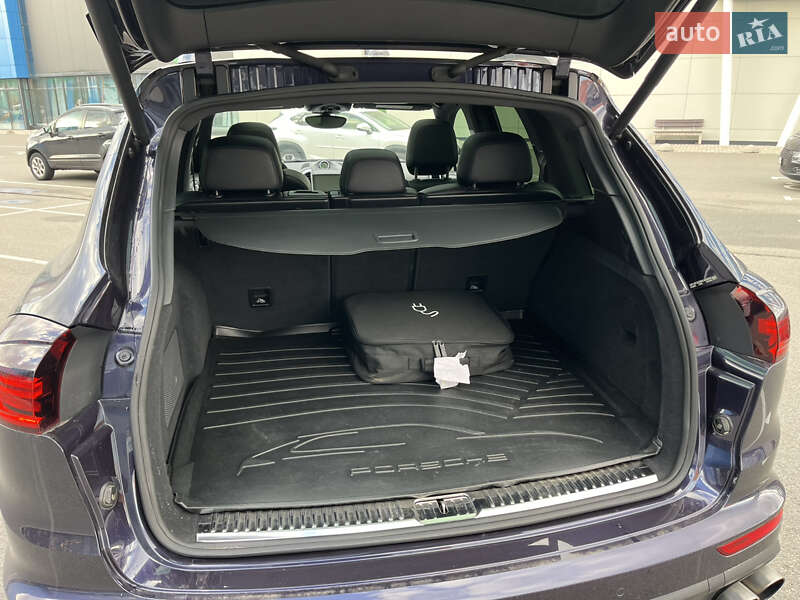 Внедорожник / Кроссовер Porsche Cayenne 2016 в Киеве