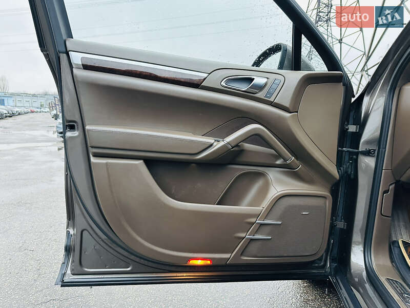 Позашляховик / Кросовер Porsche Cayenne 2012 в Харкові