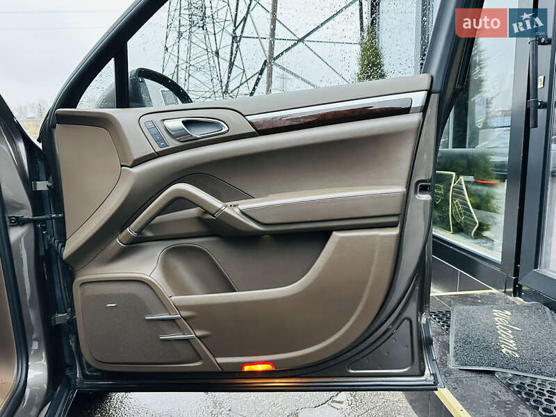 Позашляховик / Кросовер Porsche Cayenne 2012 в Харкові