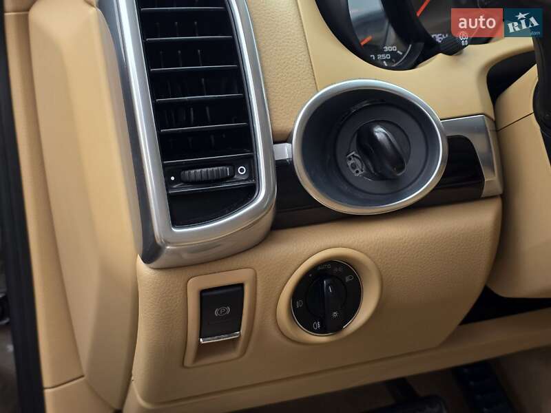 Внедорожник / Кроссовер Porsche Cayenne 2012 в Тернополе