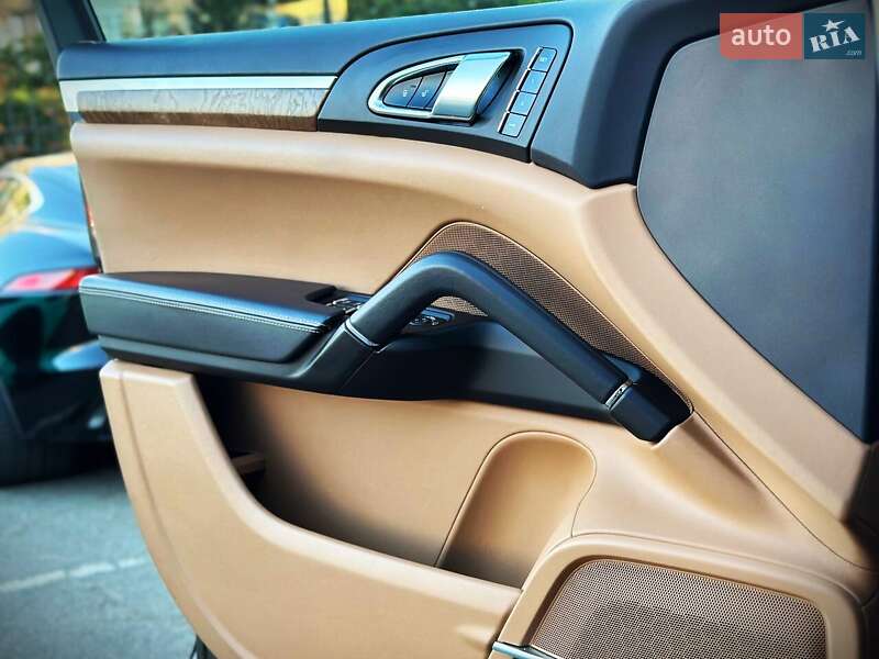 Внедорожник / Кроссовер Porsche Cayenne 2016 в Киеве