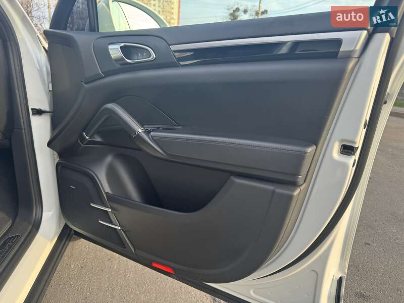 Внедорожник / Кроссовер Porsche Cayenne 2016 в Киеве