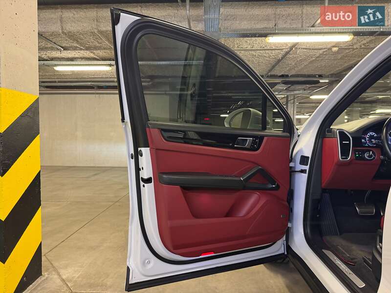 Внедорожник / Кроссовер Porsche Cayenne 2019 в Киеве