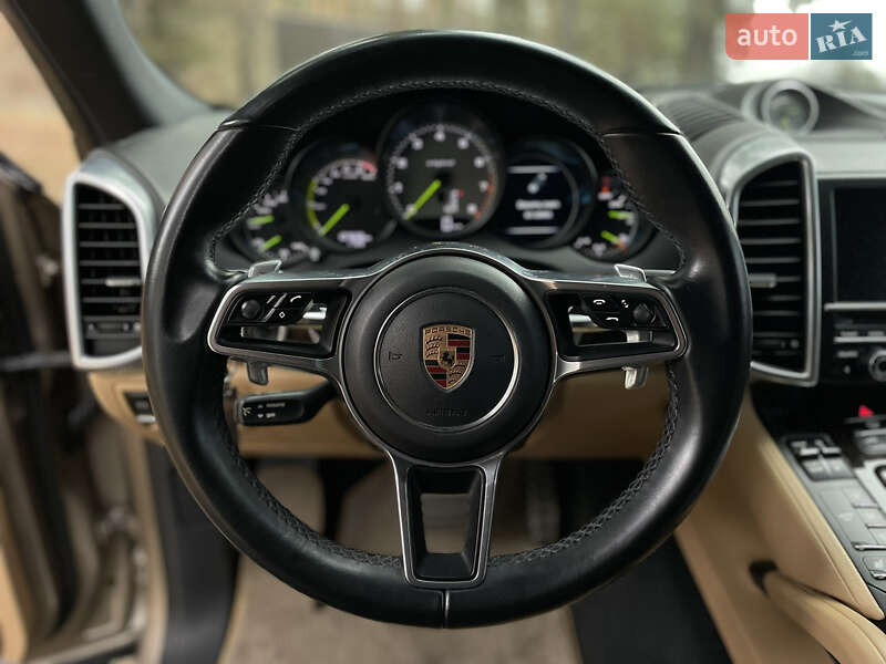 Внедорожник / Кроссовер Porsche Cayenne 2016 в Киеве