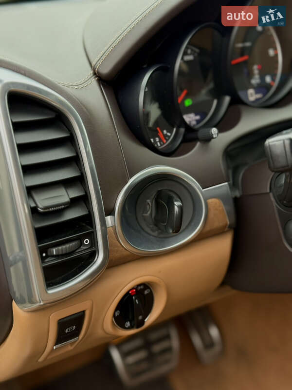 Внедорожник / Кроссовер Porsche Cayenne 2011 в Киеве