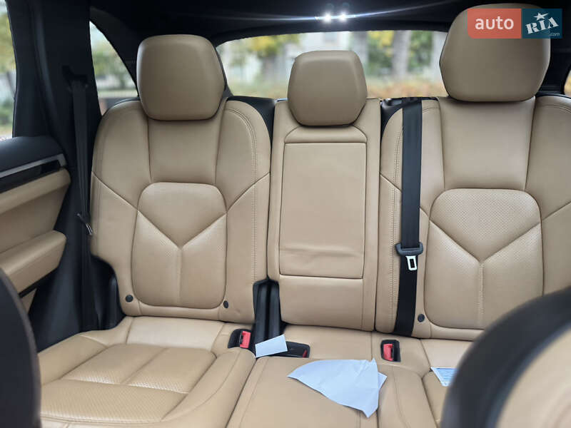 Внедорожник / Кроссовер Porsche Cayenne 2015 в Киеве