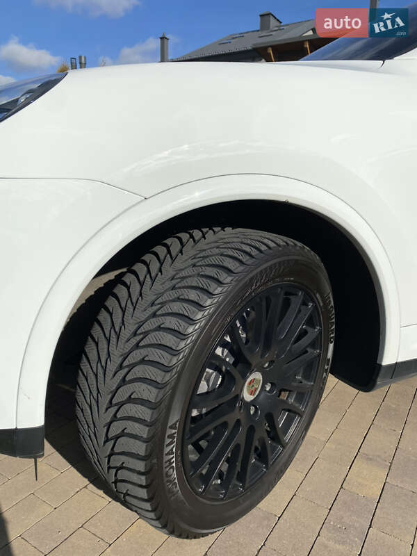 Внедорожник / Кроссовер Porsche Cayenne 2016 в Киеве