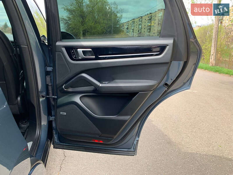 Внедорожник / Кроссовер Porsche Cayenne 2019 в Киеве