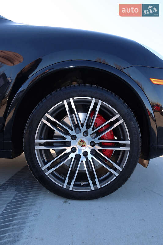 Внедорожник / Кроссовер Porsche Cayenne 2015 в Киеве