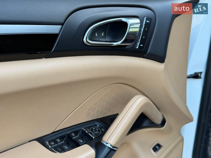 Внедорожник / Кроссовер Porsche Cayenne 2015 в Киеве